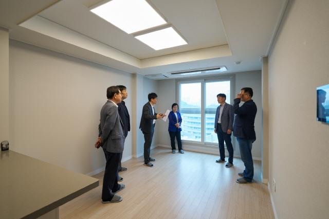 NSP통신-26일 경기도의회 도시환경위원회가 모듈러주택 우수사례 현장답사를 위해 용인 영덕 경기행복주택을 방문해 현장을 직접 둘러보고 있다. (사진 = 경기도의회)