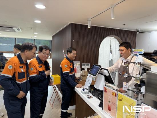 NSP통신-광양상공회의소 회원사 임직원들 음료 주문 (사진 = 광양상공회의소)