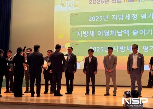 NSP통신-여수시가 2025년도 지방세정 종합평가에서 우수상을 수상했다. (왼쪽에서 4번째 여수시 기획경제국장) (사진 = 여수시)