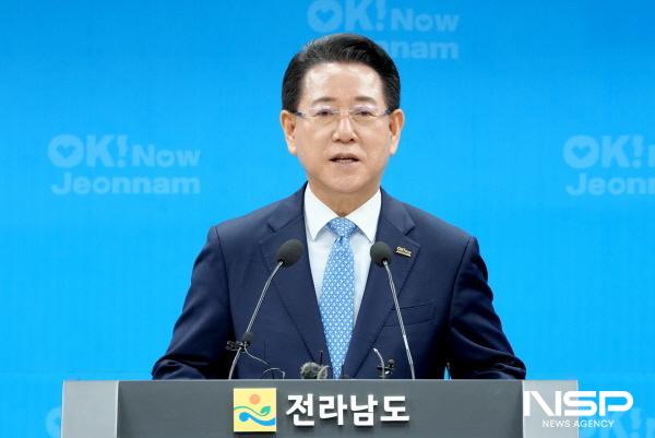NSP통신-김영록 전라남도지사가 26일 오전 도청 브리핑룸에서 민선 8기 출범 3주년 기자회견문을 발표하고 있다. (사진 = 전남도)