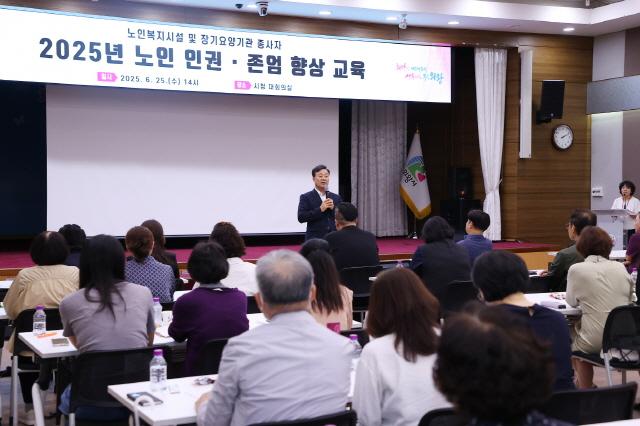 NSP통신-25일 의왕시청 대회의실에서 관내 노인복지시설 및 장기요양기관 종사자를 대상으로 진행된 노인인권교육에 앞서 김성제 시장이 인사말을 하고 있다. (사진 = 의왕시)