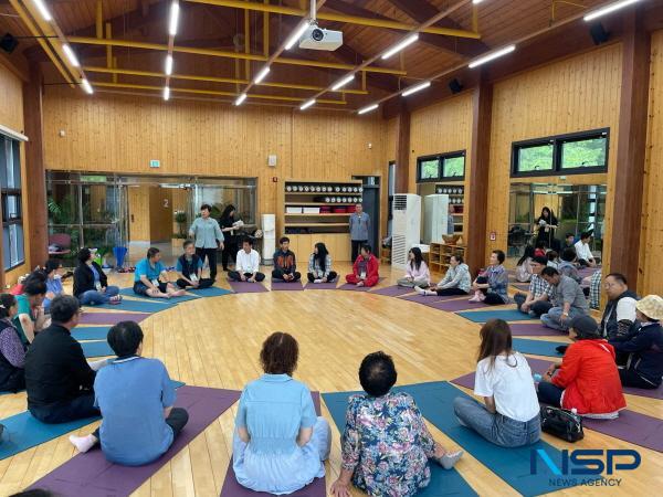 NSP통신-경주시 정신건강복지센터는 지난 25일 포항 내연산 치유의 숲에서 관내 정신건강증진시설 등록 회원 및 가족 30여 명을 대상으로 연합 가족나들이 프로그램을 운영했다. (사진 = 경주시)