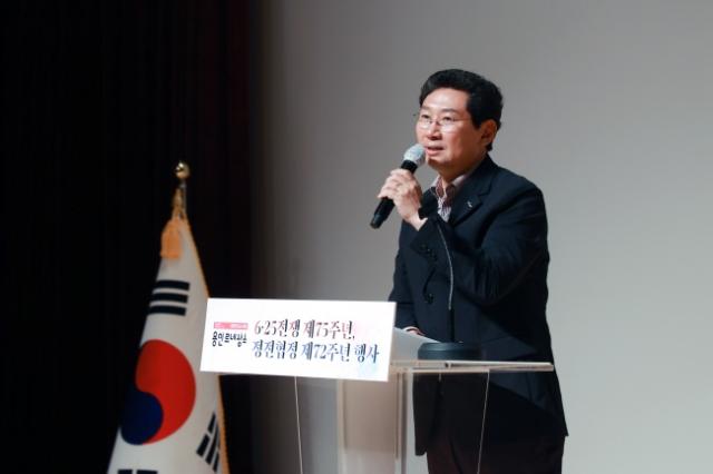 NSP통신-이상일 용인특례시장이 25일 시청 에이스홀에서 열린 6·25전쟁 제75주년 및 정전협정 제72주년 행사에서 인사말을 하고 있다. (사진 = 용인특례시)