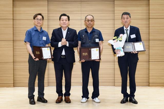 NSP통신-25일 이재준 수원시장(왼쪽 두번째)이 수상자들과 기념촬영을 하는 모습. (사진 = 수원시)