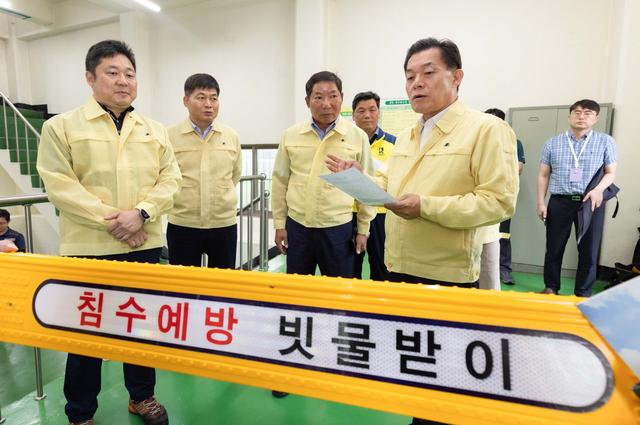 NSP통신-25일 이재준 수원시장(오른쪽)이 평동 배수펌프장을 찾아 시설을 점검하는 모습. (사진 = 수원시)