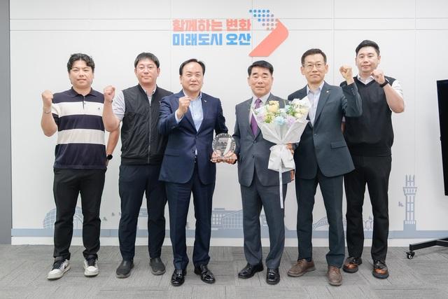NSP통신-24일 이권재 오산시장(왼쪽 세번째)과 이영돈 1일 명예신장(왼쪽 네번째) 및 위촉식 참석자들이 기념촬영을 하는 모습. (사진 = 오산시)