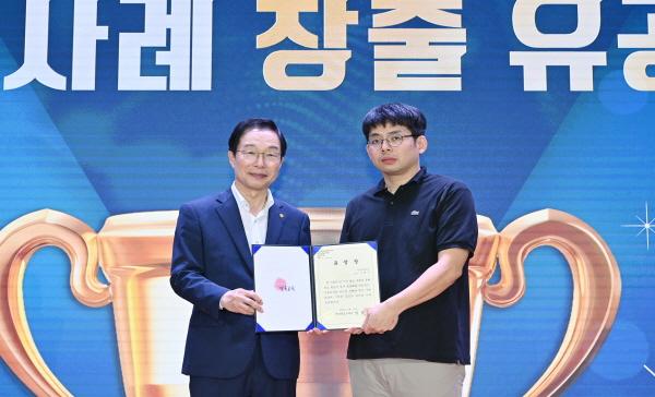 NSP통신-경상북도교육청은 26일 본청 웅비관에서 AI 기반 혁신 사례 창출 교원에 대한 교육감 표창 수여식을 개최했다. (사진 = 경상북도교육청)