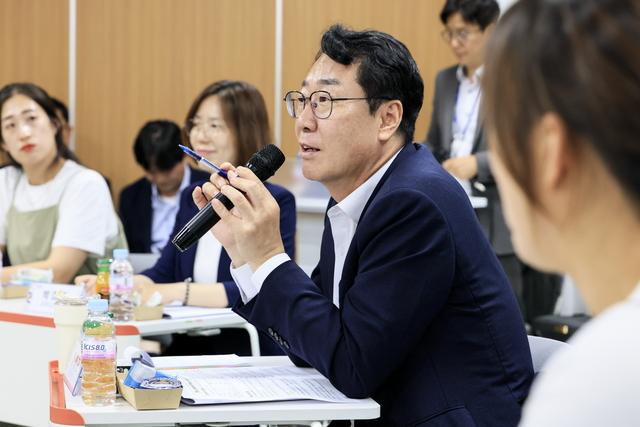 NSP통신-24일 정명근 화성시장이 향남복합문화센터에서 열린 화성시 남부권역 학부모 간담회에서 인사말을 하는 모습. (사진 = 화성시)
