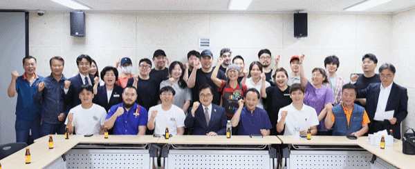 NSP통신-우원식 국회의장이 공릉동 도깨비시장 상인들과 간담회 기념사진을 찍고 있다. (사진 = 국회의장 공보수석실)