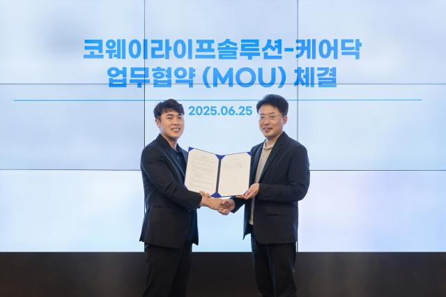 NSP통신-서울 구로구 지타워 코웨이라이프솔루션 본사에서 열린 협약식에서 김명곤 코웨이라이프솔루션 대표(오른쪽)와 박재병 케어닥 대표(왼쪽)가 기념 촬영을 하고 있다. (사진 = 코웨이 제공)