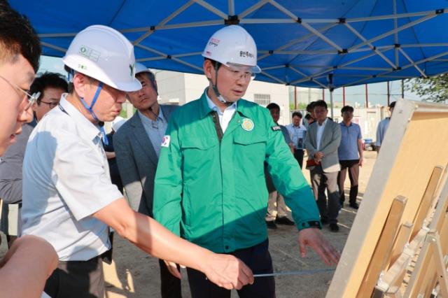 NSP통신-이상일 용인특례시장이 23일 구성역 5번 출구를 방문해 현장에서 개통 상황에 대해 브리핑을 받고 있다. (사진 = 용인특례시)