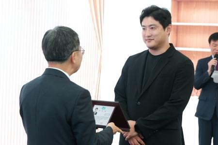 NSP통신-이상원 경기도의원이 도정발전과 민생정책 지원에 기여한 공로로 김동연 경기도지사로부터 감사패를 받고 있다. (사진 = 이상원 의원실)