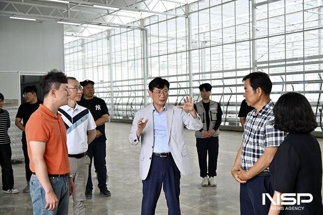 NSP통신-최훈식 장수군수가 26일 장수읍 두산리 일원에 조성 중인 지역특화 임대형 스마트팜의 이달말 준공을 앞두고 사업 현장을 찾아 추진 상황을 최종 점검했다. (사진 = 장수군)