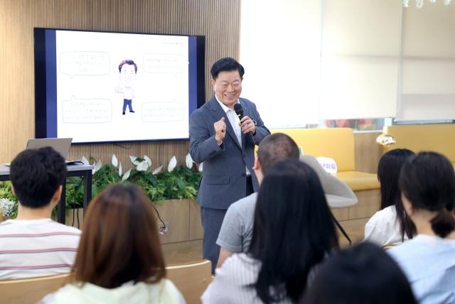 NSP통신-27일 오전 청년동 공유공간에서 열린 청년잡(Job)담 토크콘서트에서 박승원 광명시장이 발언하고 있다. (사진 = 광명시)