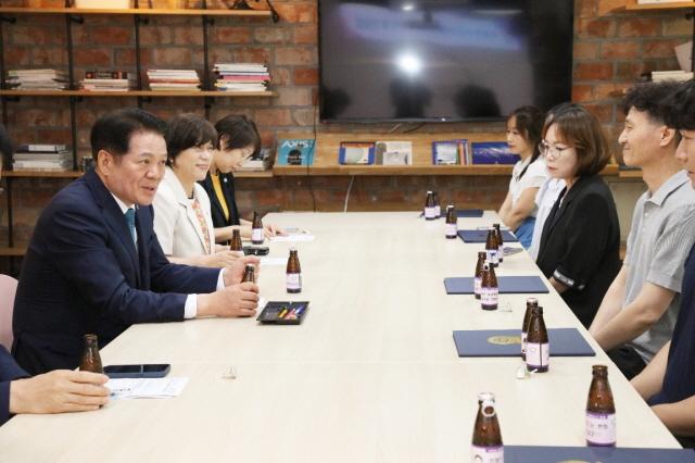 NSP통신-최대호 시장이 26일 오후 시청 본관 3층 접견실에서 2025년 2분기 민원 우수공무원과의 간담회를 진행하고 있다. (사진 = 안양시)