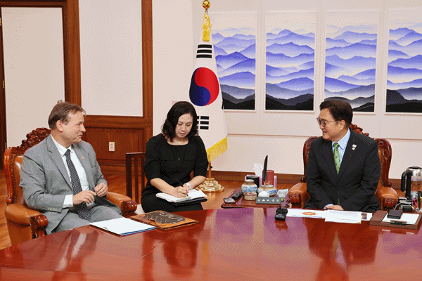 NSP통신-게오르크 빌프리트 슈미트 주한독일대사(좌)와 우원식 국회의장(우) (사진 = 국회)