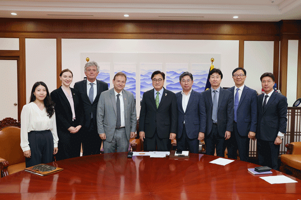 NSP통신-게오르크 빌프리트 슈미트 주한독일대사 접견 기념사진 (사진 = 국회)