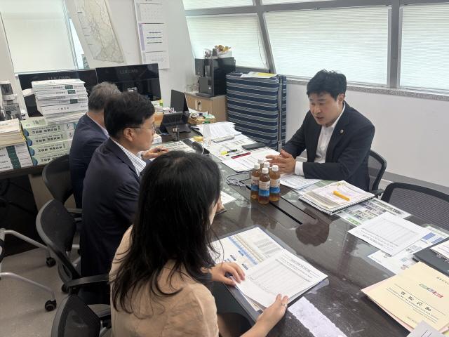 NSP통신-이영주 경기도의원이 의원실에서 도교육청 관계자들과 저출생과 학령인구 감소에 대응하기 위해 간담회를 가졌다. (사진 = 경기도의회)