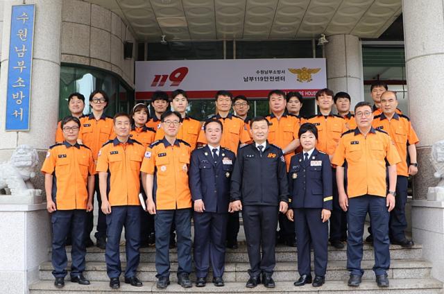 NSP통신-27일 한원찬 경기도의원이 수원남부소방서 명예소방서장으로 위촉된 가운데 고영주 소방서장 및 직원들과 기념촬영 하는 모습. (사진 = 경기도의회)