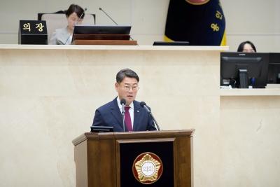 NSP통신-이진규 용인시의원이 27일 열린 제293차 제1회 정례회 제3차 본회의에서 시정 질문을 하고 있다. (사진 = 용인특례시의회)