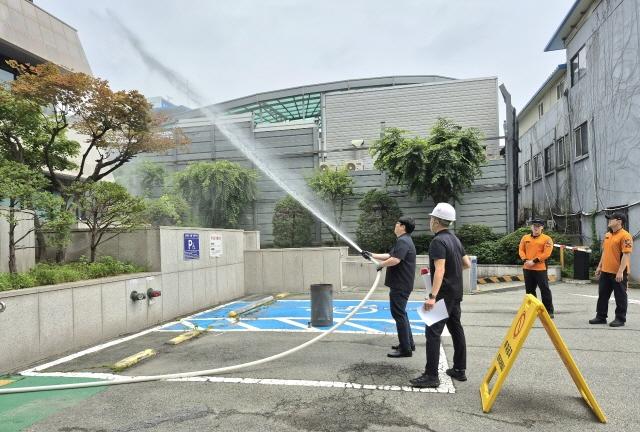 NSP통신-용인도시공사 직원들이 소방안전관리자의 지시에 따라 화재 진압 훈련을 하고 있다. (사진 = 용인도시공사)