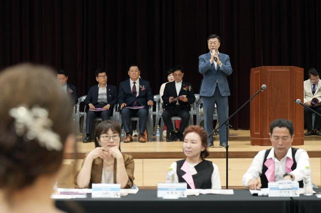 NSP통신-신상진 성남시장이 28일 성남종합스포츠센터에서 열린 제8회 성남시장배 생활체육 댄스스포츠대회 개막식에서 축사를 하고 있다. (사진 = 성남시)