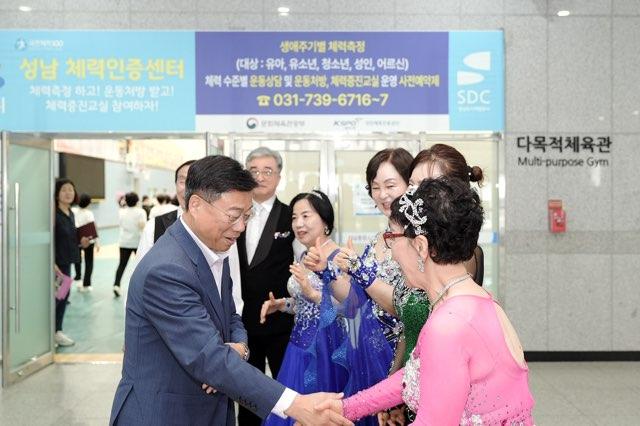 NSP통신-신상진 성남시장이 제8회 성남시장배 생활체육 댄스스포츠대회 참가자들을 격려하며 악수를 나누고 있다. (사진 = 성남시)