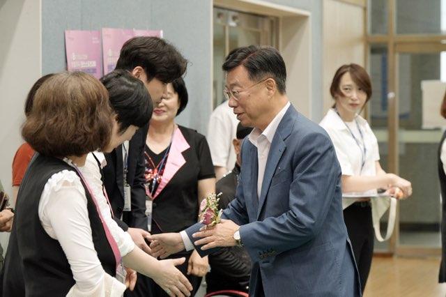 NSP통신-신상진 성남시장이 제8회 성남시장배 생활체육 댄스스포츠대회 준비에 수고한 관계자들을 격려하고 있다. (사진 = 성남시)