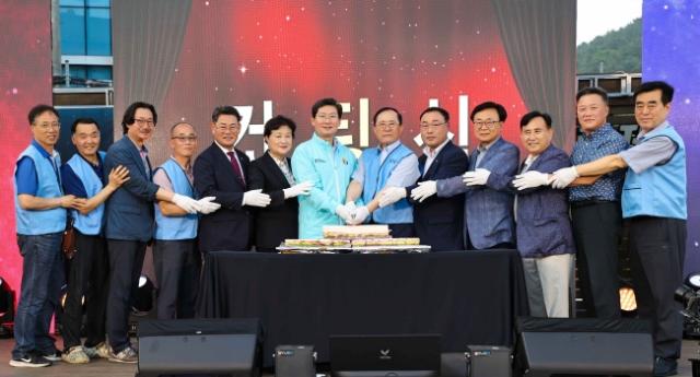 NSP통신-이상일 시장은 27일 용인중앙시장 별빛마당 야시장 축제 개장식에 참석해 케이크 커팅을 하고 있다. (사진 = 용인특례시)