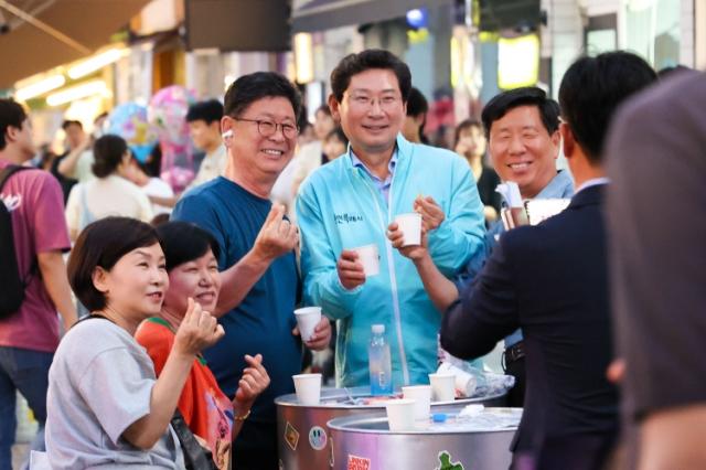 NSP통신-이상일 시장은 27일 용인중앙시장 별빛마당 야시장 축제에 참석해 시민들과 소통을 이어갔다. (사진 = 용인특례시)