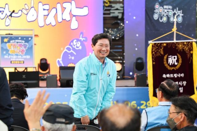 NSP통신-이상일 시장은 27일 용인중앙시장 별빛마당 야시장 축제에 참석해 시민들과 소통을 이어갔다. (사진 = 용인특례시)