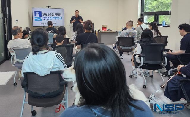 NSP통신-수원특례시가 매너견 인증제 및 댕댕산책학교를 운영했다. 사진은 이웅종 수원특례시 홍보대사의 강연 모습. (사진 = 김종식 기자)