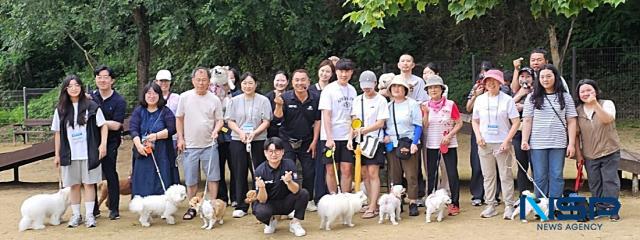 NSP통신-수원특례시의 전반기 반려동물 보호자 교육 프로그램 참가자들과 이웅종 KCMC문화원 대표가 기념촬영 하는 모습. (사진 = 김종식 기자)