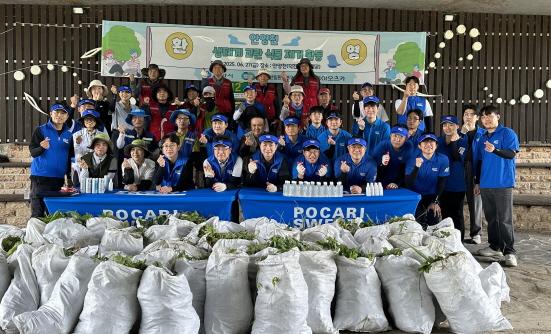 NSP통신-안양시와 함께 안양천 생태계 교란 식물 제거 활동을 진행했다 (사진 = 동아오츠카 제공)