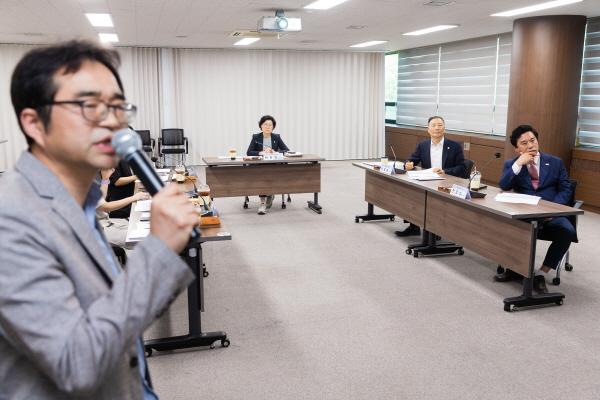 NSP통신-안산시의회 의원연구단체 페어플레이 안산이 27일 의회 대회의실에서 안산시 직장운동경기부 발전 방향 모색을 위한 연구용역 착수보고회를 가졌다. 사진 중간부터 시계방향으로 박은경, 한명훈, 한갑수 의원 모습. (사진 = 안산시)