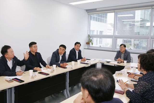 NSP통신-김종혁 시의장이 김포시건선관련기업협의회와 간담회를 진행하고 있는 모습. (사진 = 김포시의회)