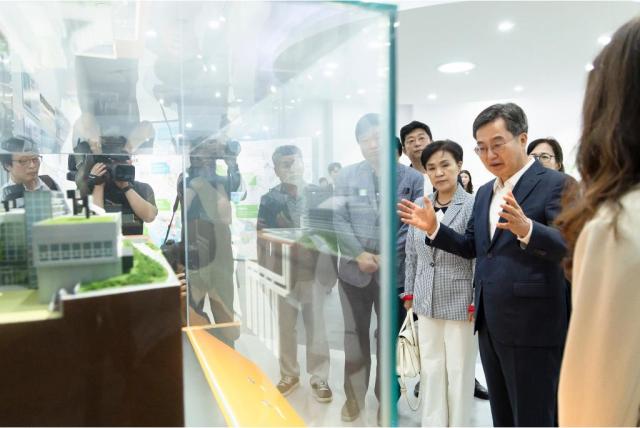 NSP통신-경기도 기후도민총회 출범식에서 김동연 경기도지사, 강금실 경기도 기후대사 등이 에코센터 시설 라운딩을 하고 있다. (사진 = 경기도)