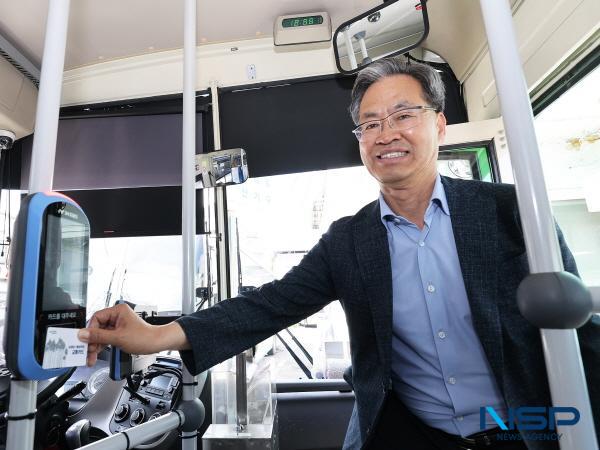 NSP통신-영양군은 오는 7월 1일부터 실시되는 70세 이상 어르신 대중교통 무임승차 시행에 앞서 교통카드 단말기 등 교통카드 결제시스템을 사전 점검했다. (사진 = 영양군)