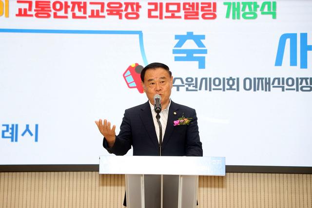 NSP통신-30일 이재식 수원시의회 의장이 어린이 교통안전교육장 리모델링 개장식에서 축사를 하고 있다. (사진 = 수원시의회)