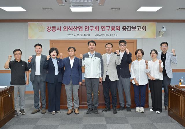 NSP통신-강릉시의회 외식산업 연구회 의원들이 중간보고회를 개최하고 기념사진 촬영을 진행한 모습. (사진 = 강릉시의회)