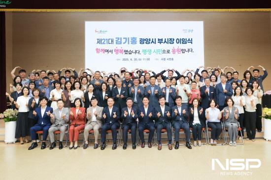 NSP통신-김기홍 광양부시장 이임식 참석자 기념 찰영 (사진 = 광양시청)