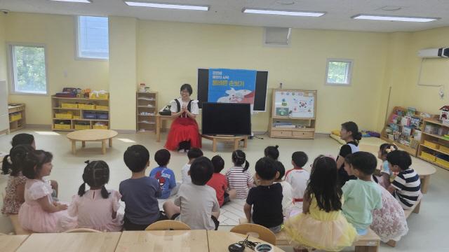 NSP통신-감염병 예방을 위한 감염병 예방 손씻기 체험교육 실시 모습. (사진 = 군포시)