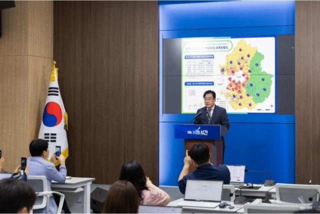 NSP통신-1일 오전 경기도청 브리핑룸에서 강민석 대변인이 경기 동부 자연보전권역 내 제1호 산단클러스터 조성 관련 기자회견을 하고 있다. (사진 = 경기도)