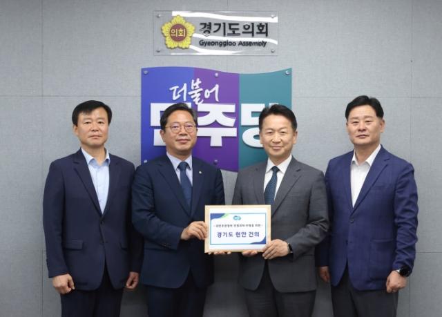 NSP통신-1일 오전 고영인 경제부지사가 경기도의회 민주당 대표의원실에서 김승원 경기도당위원장에게 국민주권정부 국정과제 반영을 위한 경기도 현안을 건의하고 있다. (사진 = 경기도)
