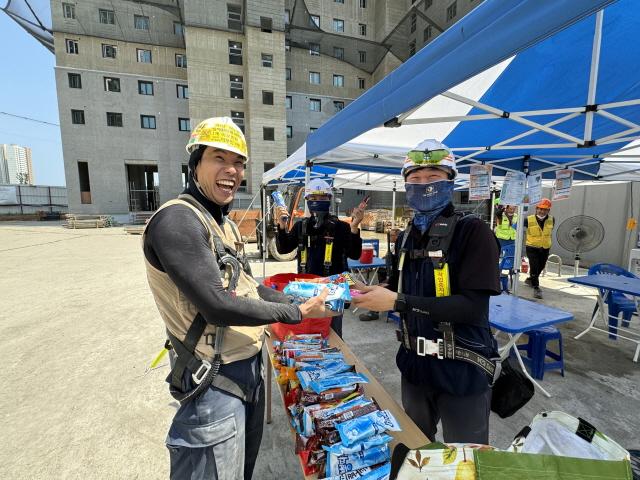 NSP통신-파주 운정신도시 우미린 더센텀 현장에서 근로자들이 폭염으로 인한 휴식시간을 보내고 있다.