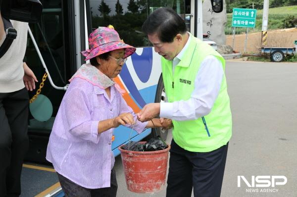 NSP통신-공영민 군수가 1일 동강면에서 대서면으로 가는 군내버스에 탑승해 주민들의 짐을 직접 내려주며 소통의 시간을 갖고 있다 (사진 = 고흥군)