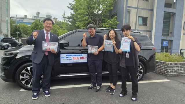 NSP통신-고준호 경기도의원(왼쪽)이 복지차량 앞에서 기념촬영 하는 모습. (사진 = 경기도의회)