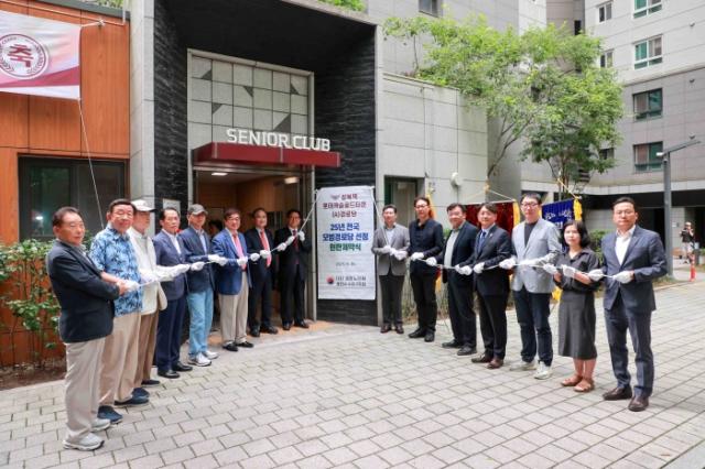 NSP통신-이상일 용인특례시장은 30일 전국모범경로당에 선정된 성복역 롯데캐슬 골드타운 경로당 현판식에 참석했다. (사진 = 용인특례시)