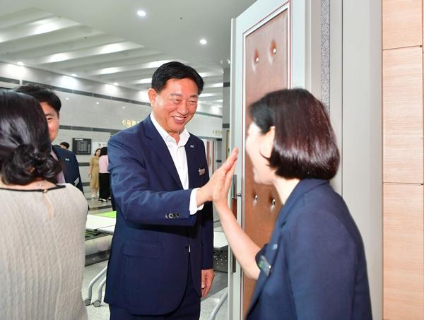 NSP통신-김한종 장성군수가 정례조회 후 직원들과 하이파이브 하고 있다. (사진 = 장성군)
