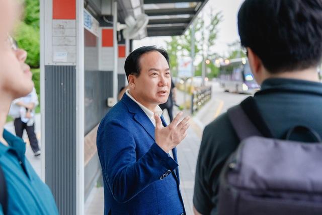 NSP통신-1일 이권재 오산시장(가운데)이 서울역행 버스 정거장에서 시민과 소통을 하고 있다. (사진 = 오산시)